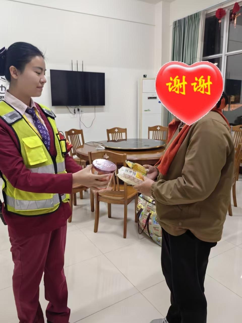 50 岁女子深夜独坐高速收费站，工作人员与民警接力相助，原因令人动容  第2张