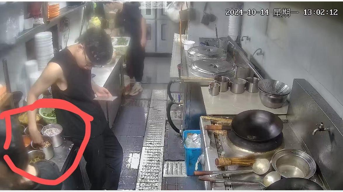 恶心！温州一餐饮店后厨员工竟边玩手机边配菜，你还敢点外卖吗？  第2张