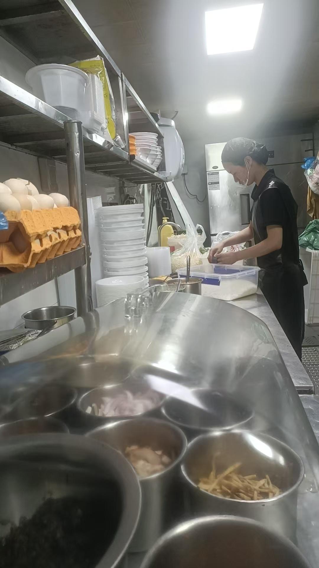 恶心！温州一餐饮店后厨员工竟边玩手机边配菜，你还敢点外卖吗？  第3张