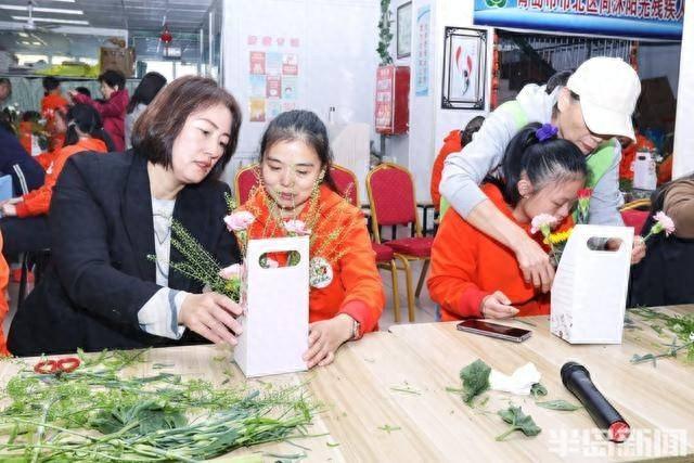 感恩母亲献花活动温情上演，孤独症青年用花束传递感恩之情  第1张