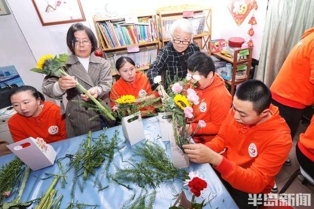 感恩母亲献花活动温情上演，孤独症青年用花束传递感恩之情  第2张