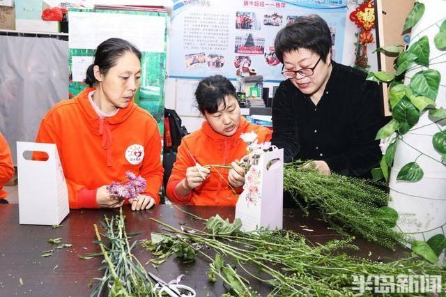 感恩母亲献花活动温情上演，孤独症青年用花束传递感恩之情  第3张