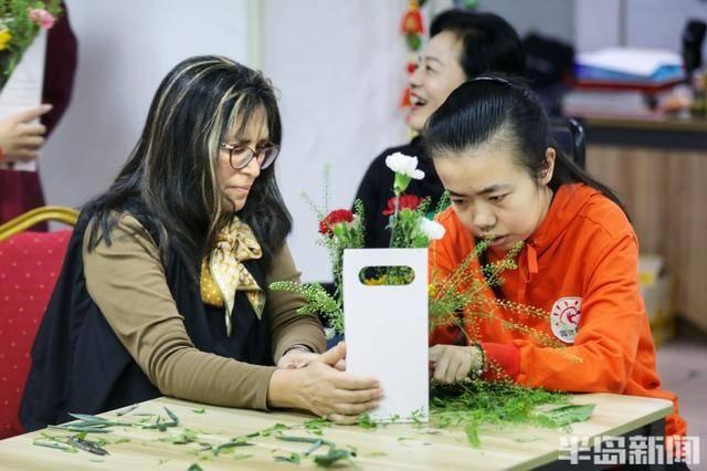感恩母亲献花活动温情上演，孤独症青年用花束传递感恩之情  第5张