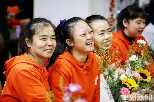感恩母亲献花活动温情上演，孤独症青年用花束传递感恩之情  第7张