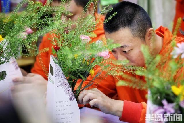 感恩母亲献花活动温情上演，孤独症青年用花束传递感恩之情  第8张