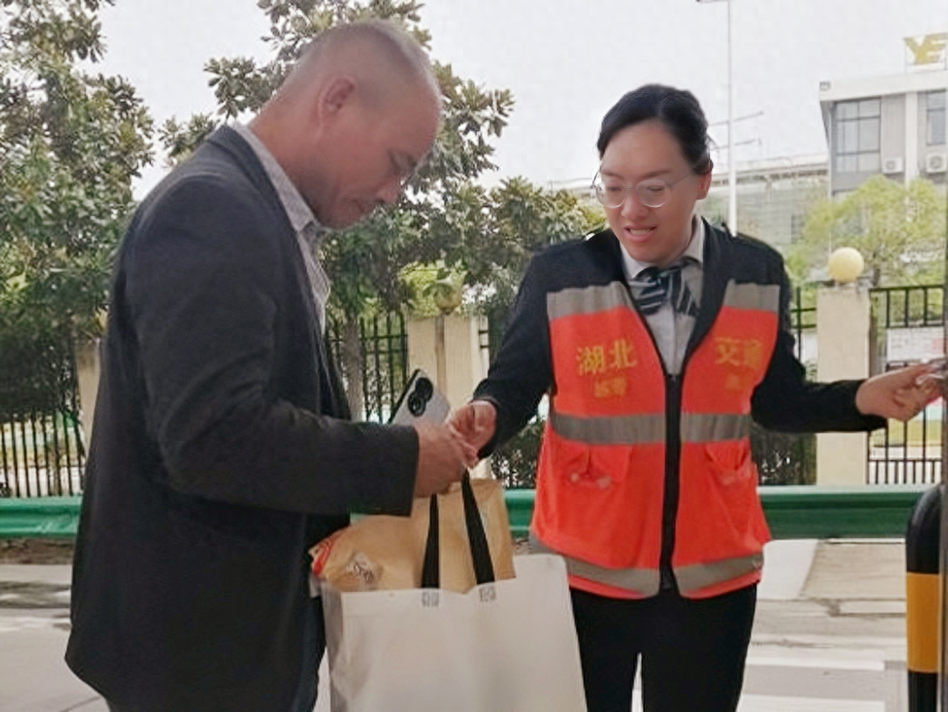 司机遗失通行卡和重要物品，收费站工作人员助其找回，结局令人暖心  第1张