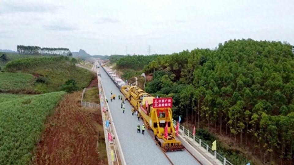 南凭高铁崇凭段进入全面铺轨阶段，明年全线建成通车  第1张