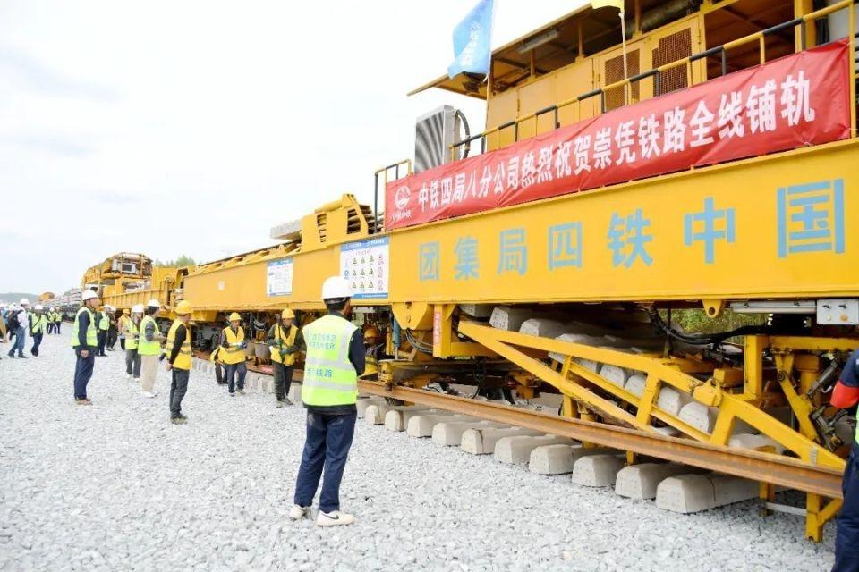 南凭高铁崇凭段进入全面铺轨阶段，明年全线建成通车  第2张
