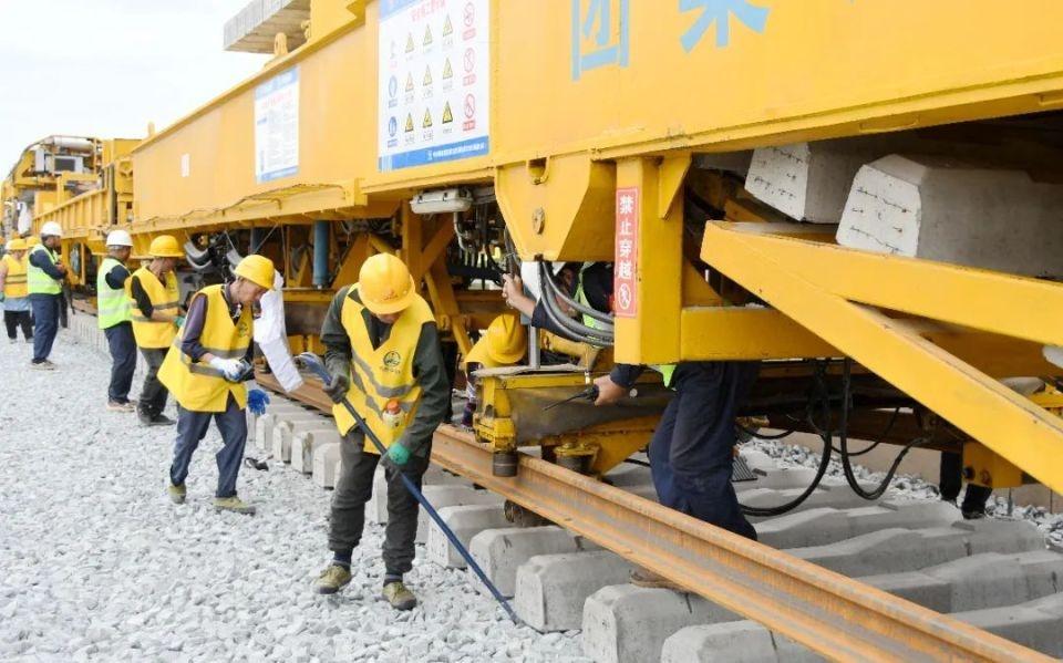 南凭高铁崇凭段进入全面铺轨阶段，明年全线建成通车  第3张