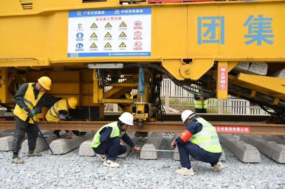 南凭高铁崇凭段进入全面铺轨阶段，明年全线建成通车  第4张