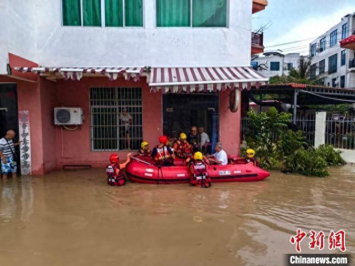 海南多地遭强降雨内涝，消防紧急营救疏散群众