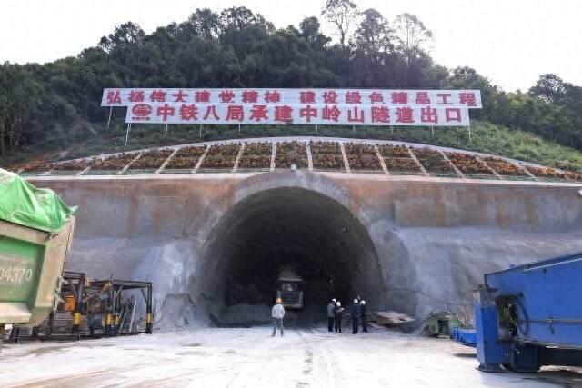 云南文山至蒙自铁路全面铺开建设，大规模建设正式启动