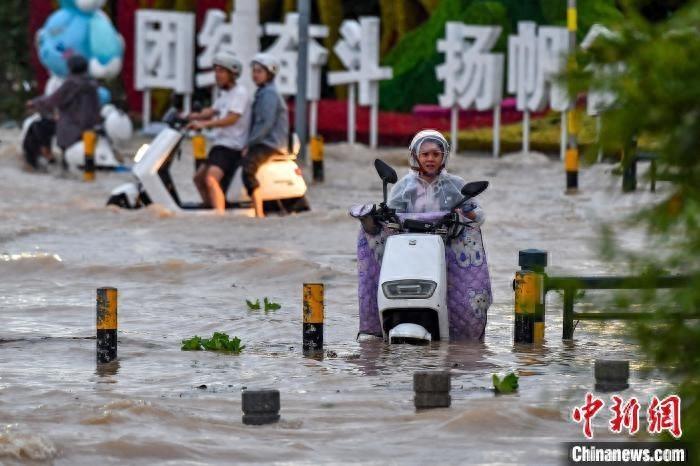 水深两米！一家三口被困二楼，三亚强降雨致多地内涝，救援正在进行中  第1张