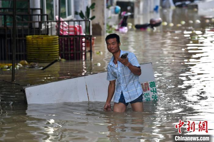 水深两米！一家三口被困二楼，三亚强降雨致多地内涝，救援正在进行中  第2张
