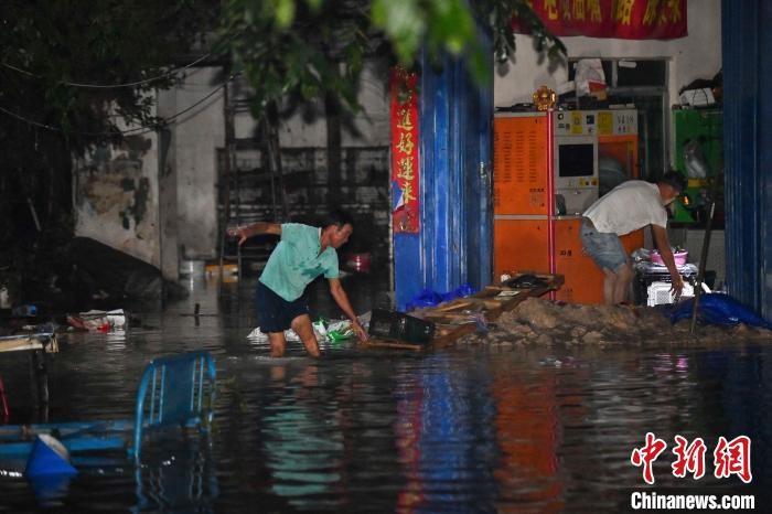 水深两米！一家三口被困二楼，三亚强降雨致多地内涝，救援正在进行中  第3张