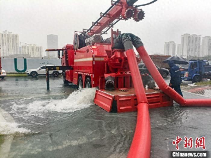 海南暴雨肆虐，三亚降雨量惊人！部分地区积水严重，消防紧急排涝  第1张