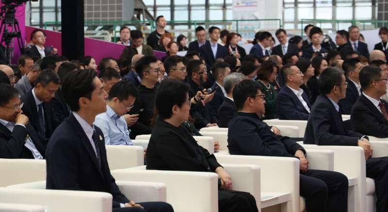 中国东航发布首架亚冬号主题彩绘机，惊艳亮相  第4张