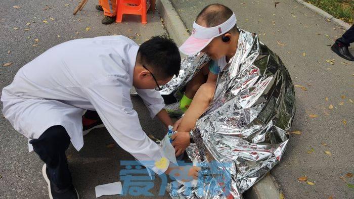 济南马拉松 3 万余人开跑，济南医院 9 名医护人员保驾护航  第3张