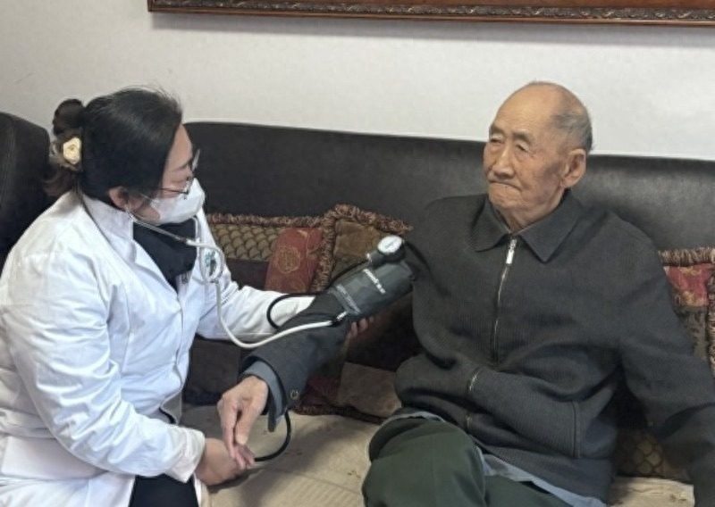 志愿者上门为老人量血压送温暖，暖心服务让笑容绽放