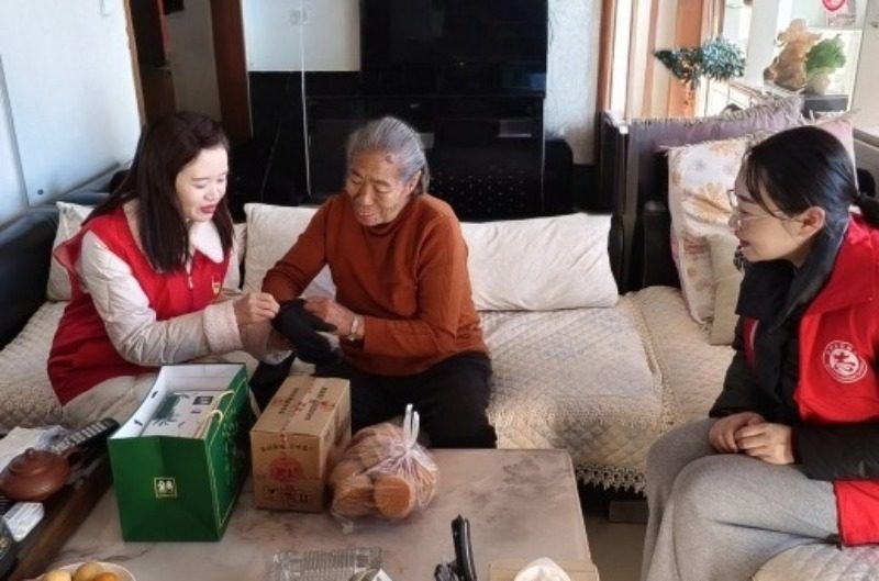 志愿者上门为老人量血压送温暖，暖心服务让笑容绽放  第2张