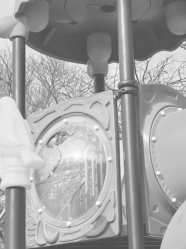 儿童滑梯惊现致命破洞，家长必看！安全隐患曝光，公园管理部门紧急回应  第2张