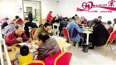 冬日暖阳下的社区食堂：土豆鸡块的香气，温暖了多少空巢老人的心  第1张