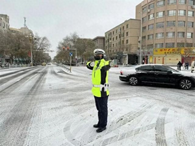 甘肃山丹县紧急驰援：寒潮来袭，张掖速度温暖风雪夜归人  第1张