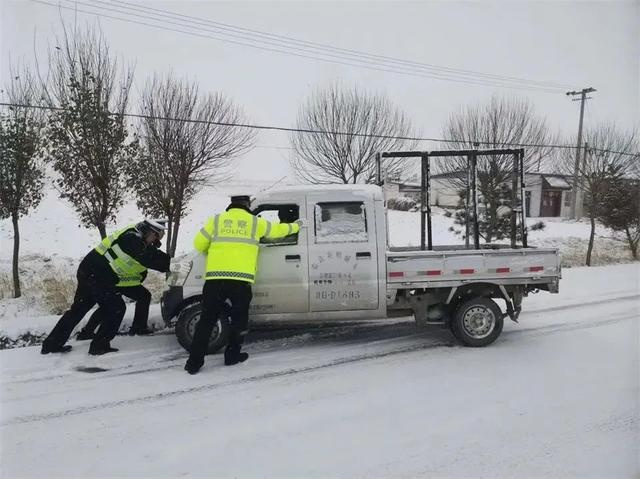 甘肃山丹县紧急驰援：寒潮来袭，张掖速度温暖风雪夜归人  第2张