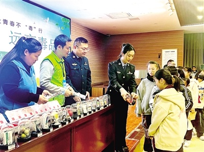 禁毒宣传进校园：网格民警揭秘毒品陷阱，护航青春助成长  第1张