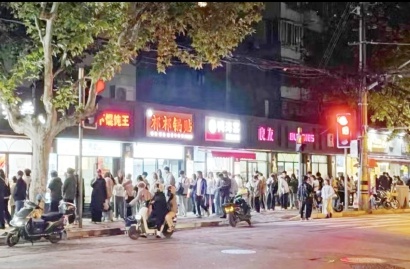 排队4小时只为一口甜蜜？上海这家冰糖葫芦店为何突然爆红，揭秘背后的故事  第3张