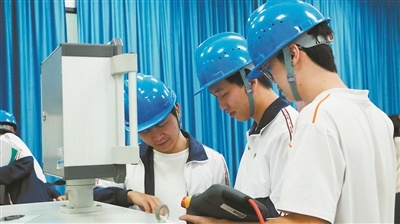 5600万元打造的智能制造中心，学生亲手编程指挥机器人，未来工厂就在眼前  第1张