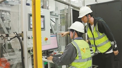 5600万元打造的智能制造中心，学生亲手编程指挥机器人，未来工厂就在眼前  第2张