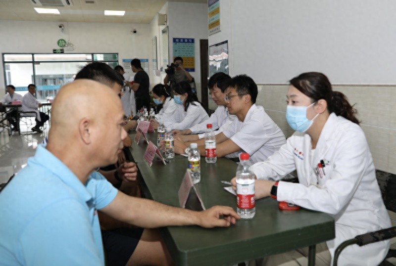 国家巡回医疗队义诊现场火爆！专家亲临，免费咨询，健康知识大放送