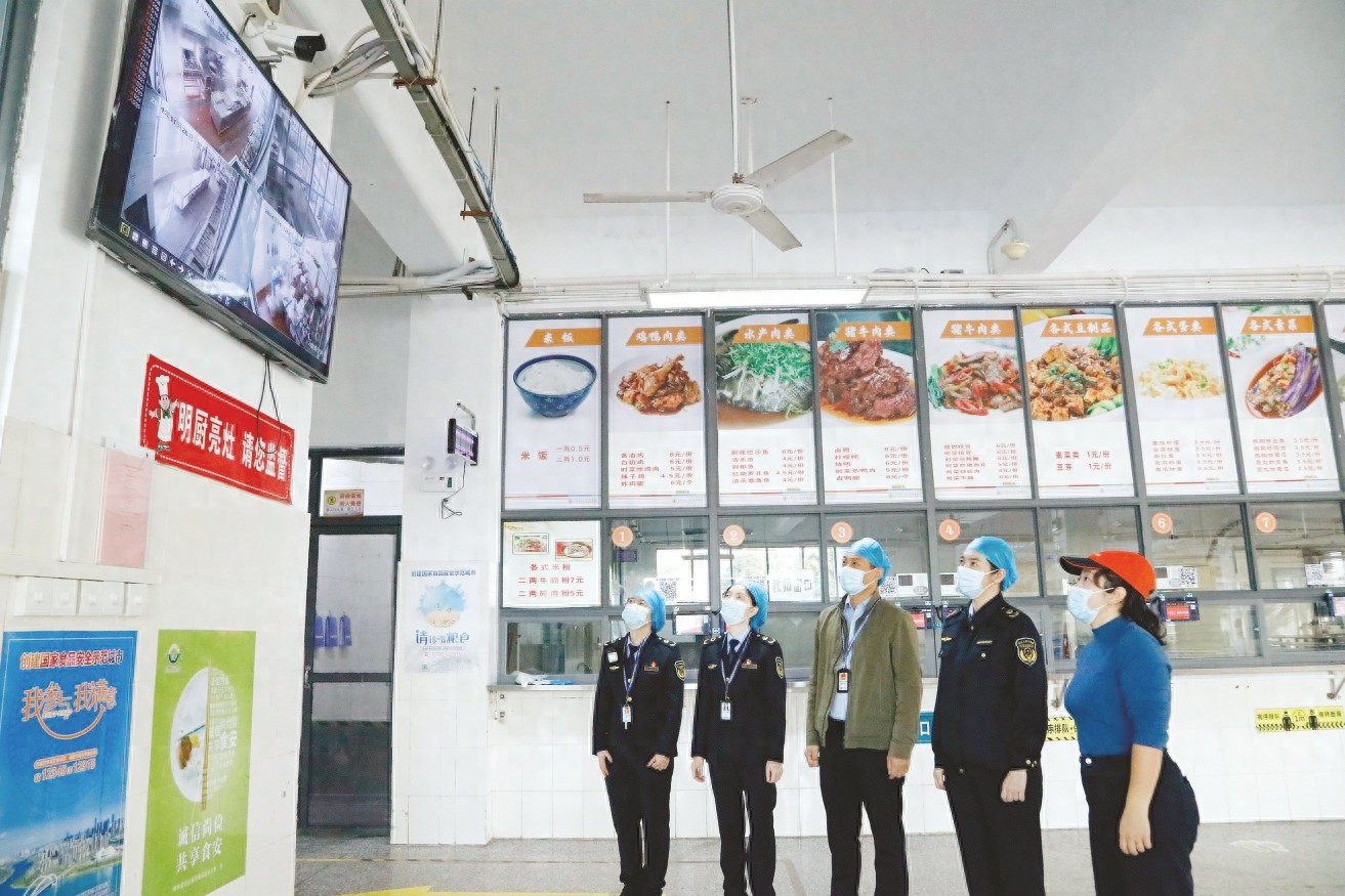 南宁市市场监管局突击检查校园食堂，守护师生舌尖上的安全  第1张