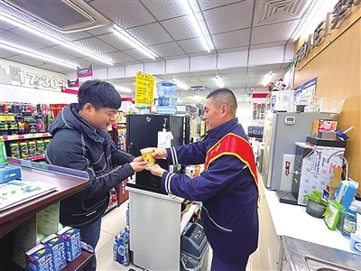 断崖式降温来袭！爱心候车室全面开放，暖心姜汤、发热鞋垫等你来体验