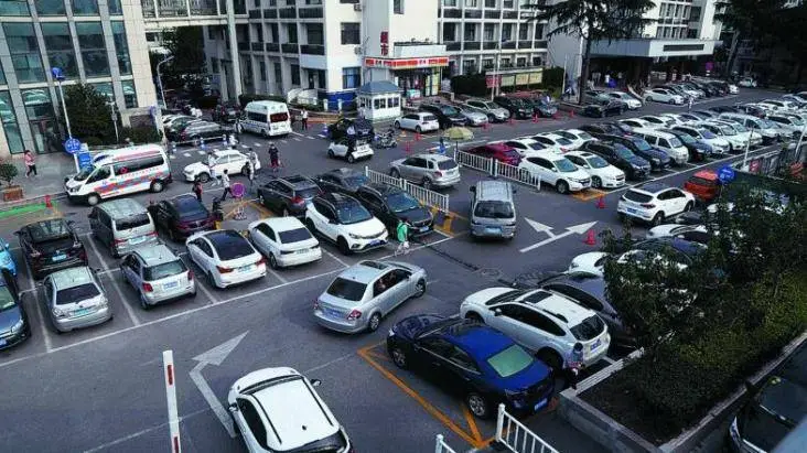 医院停车难，到底难在哪？揭秘成都市19家医院治堵新招，差异化收费能否缓解都市病？