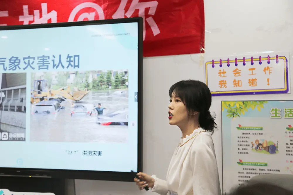台风贝碧嘉来袭，上海路面积水电动车溅起水花，气候变化如何影响你的生活？  第3张