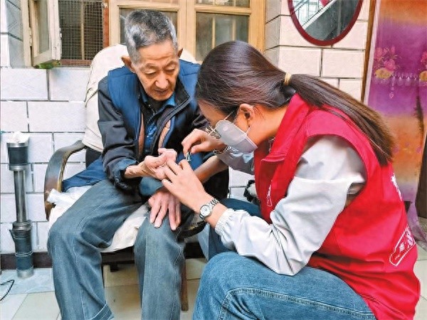 73岁老人感动落泪：居家养老服务如亲人般温暖，每月上门服务超贴心  第1张