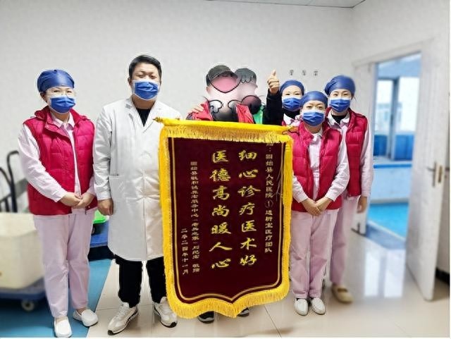 退役老兵送锦旗，固始县人民医院医护团队温暖人心，医术与医德双双获赞  第1张