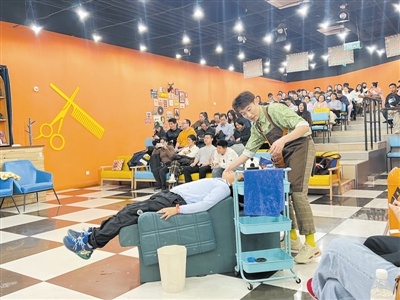 商场里的文化新潮流：小剧场如何成为年轻人的解压圣地？  第1张