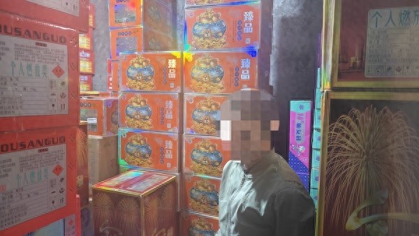 20平方米房间藏200箱烟花爆竹，金山警方雷霆出击抓获2名嫌疑人