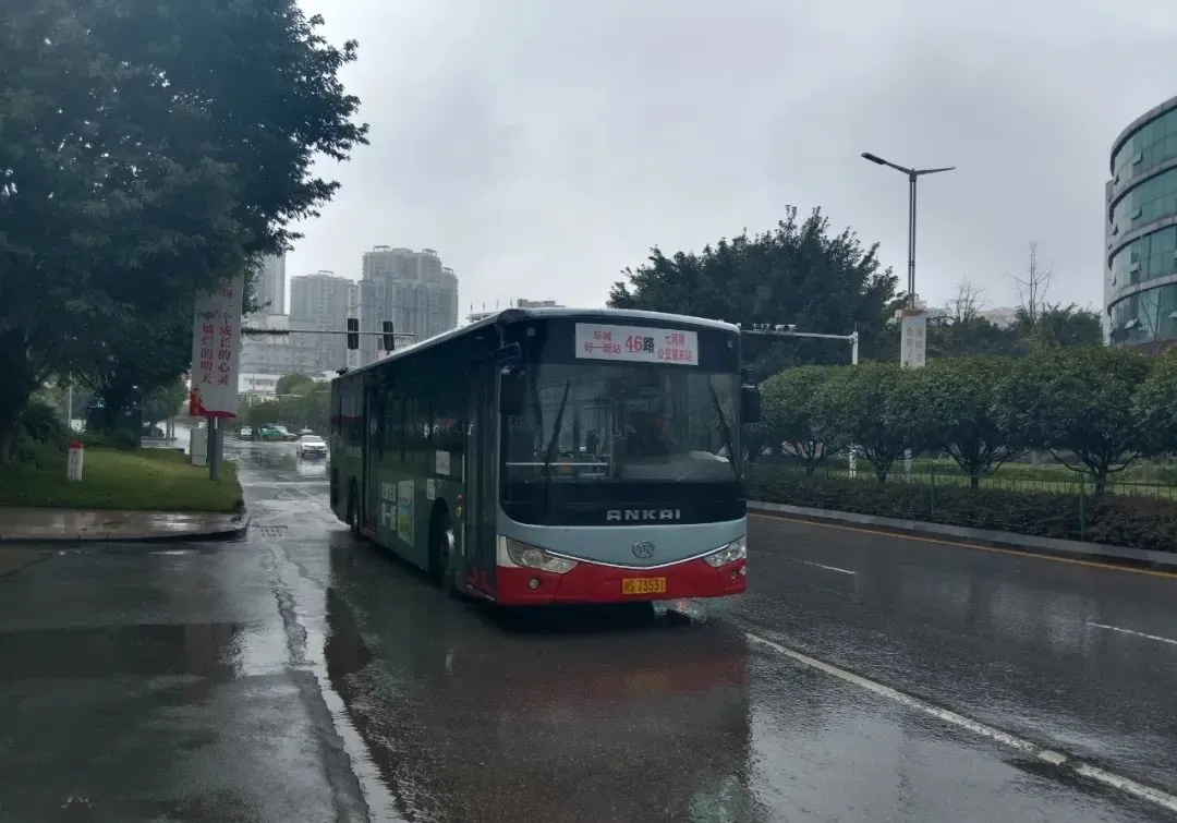 达州公交站牌未更新，市民出行受阻，13路线路优化后仍坐错车，相关部门何时解决？  第3张