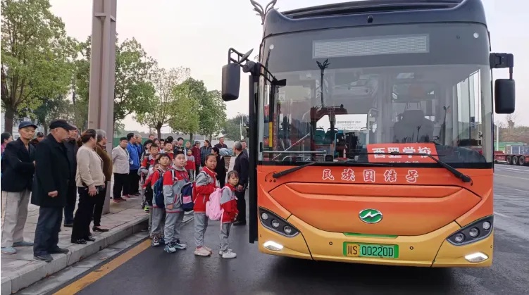 达州公交站牌未更新，市民出行受阻，13路线路优化后仍坐错车，相关部门何时解决？  第4张