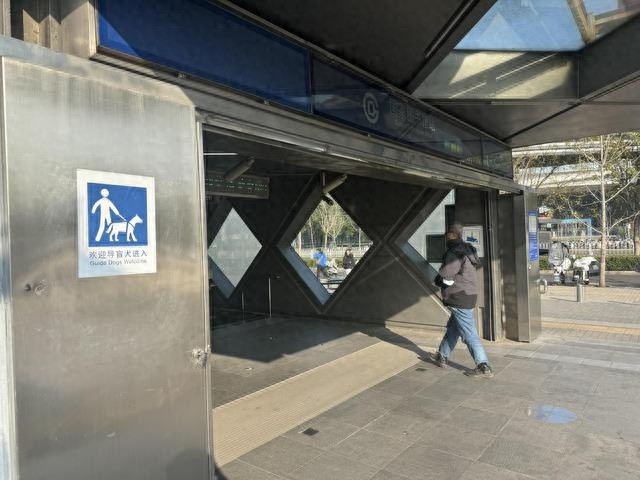 地铁站惊现导盲犬标识，市民纷纷点赞，温暖城市出行新体验