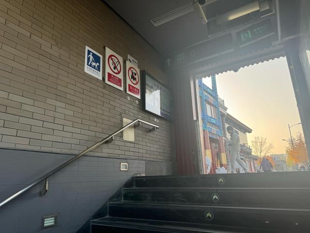 地铁站惊现导盲犬标识，市民纷纷点赞，温暖城市出行新体验  第2张