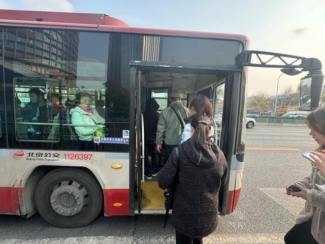 地铁站惊现导盲犬标识，市民纷纷点赞，温暖城市出行新体验  第3张