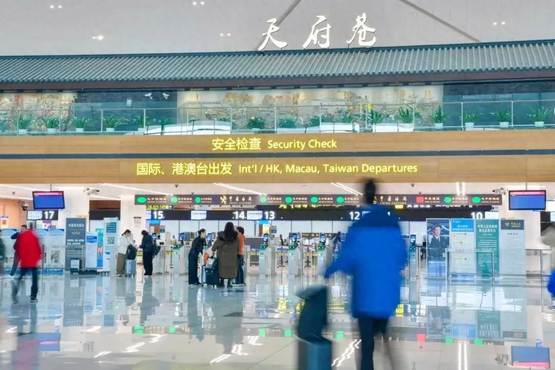 成都航空枢纽年旅客吞吐量突破8000万，连续两年实现千万级跨越，巩固全国第三城地位
