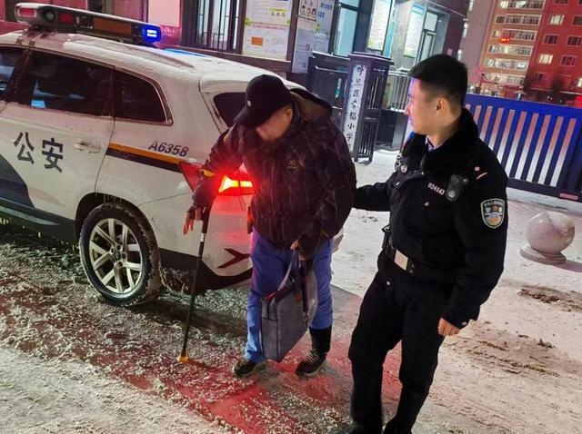 冰城初雪中的藏蓝守护：民警暖心救助迷路老人，寒冬中的温暖瞬间  第2张