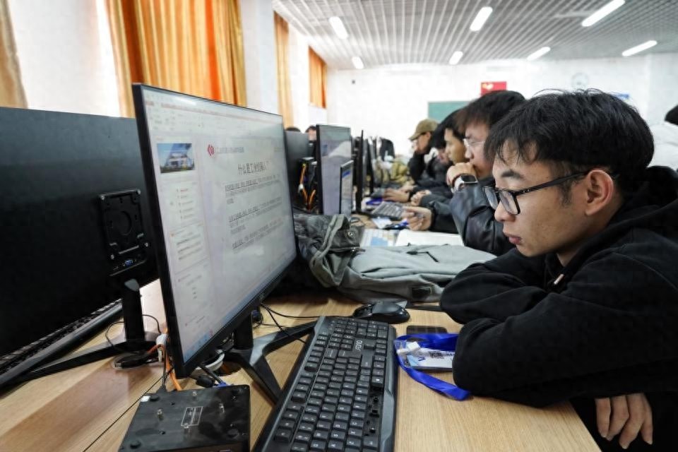 揭秘呼和浩特民族学院工业机器人课程：一个月培训，毕业生直通企业高薪岗位