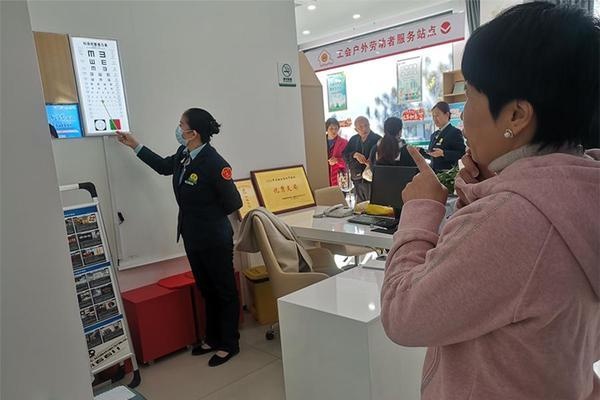 家门口的便捷服务：聊城邮政警医邮便民服务点，让市民洪女士赞不绝口  第2张